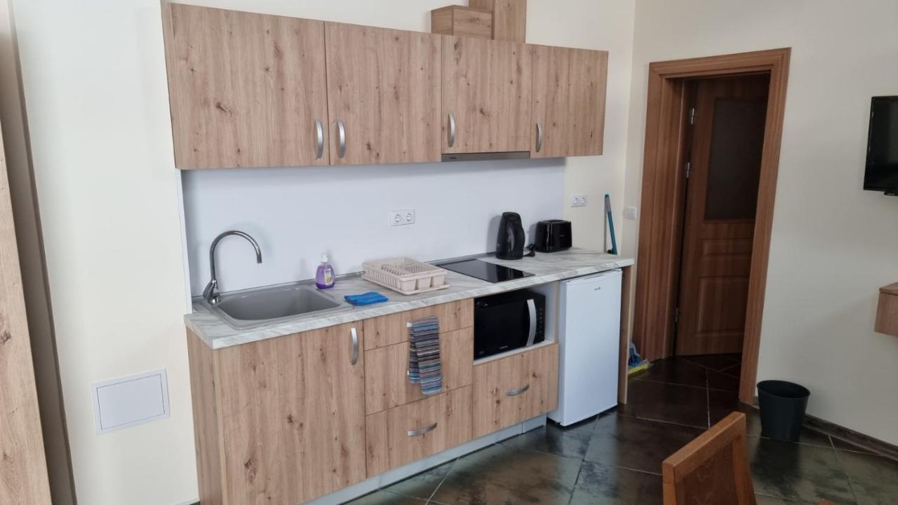 קרנבו Бутикови Студиа Брита מראה חיצוני תמונה