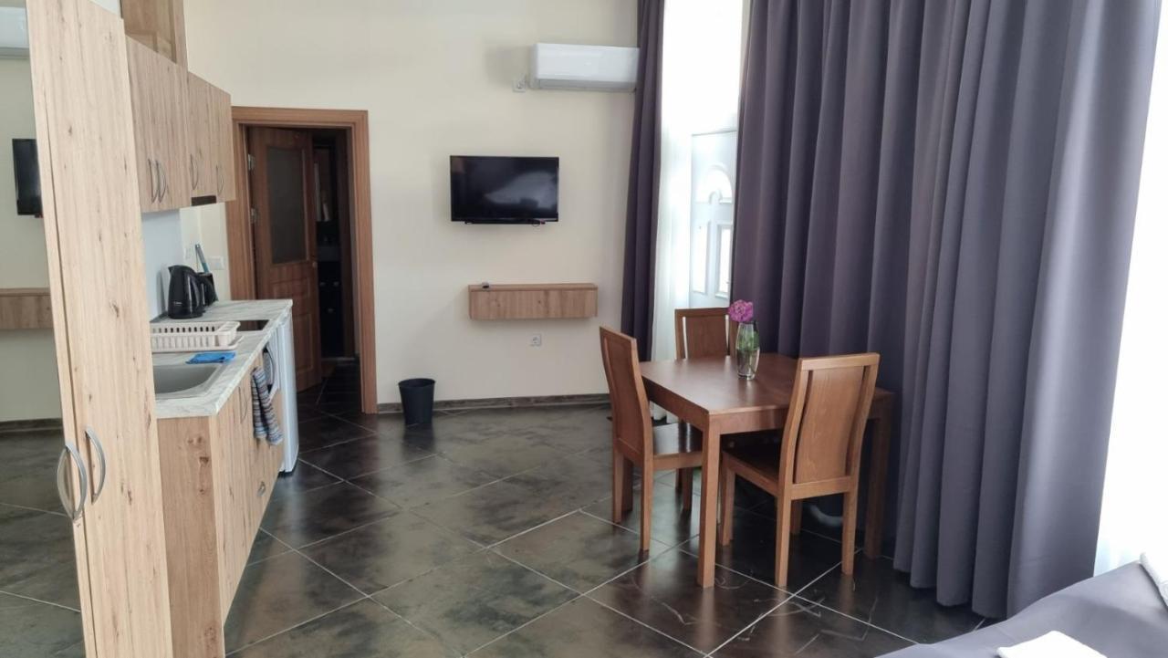 קרנבו Бутикови Студиа Брита מראה חיצוני תמונה