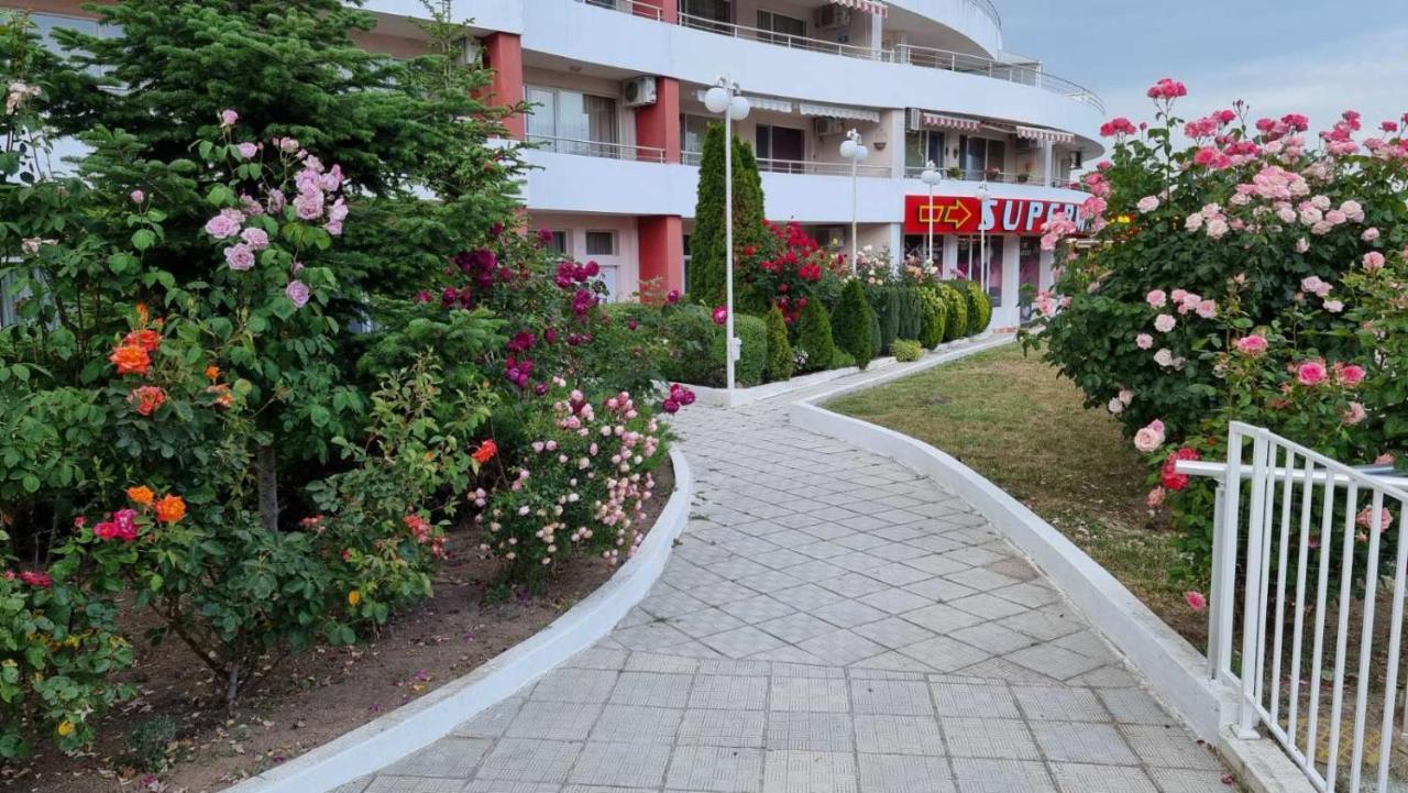 קרנבו Бутикови Студиа Брита מראה חיצוני תמונה